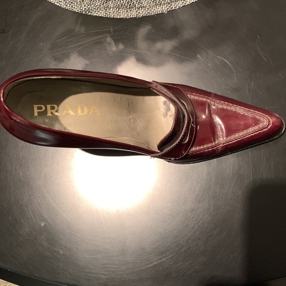 Stunning and classic pumps from Prada. Gently used - Picture 3 of 3